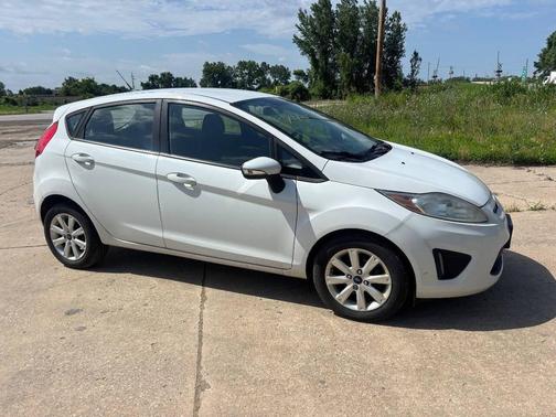 White 2013 Ford Fiesta SE 4dr Hatchback
