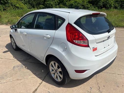 White 2013 Ford Fiesta SE 4dr Hatchback