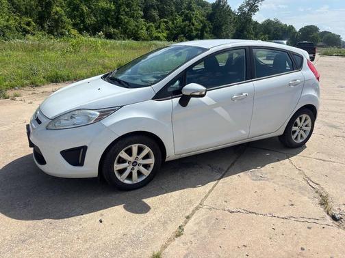 White 2013 Ford Fiesta SE 4dr Hatchback