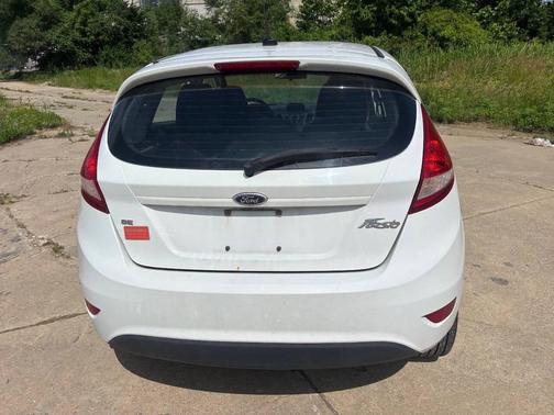 White 2013 Ford Fiesta SE 4dr Hatchback