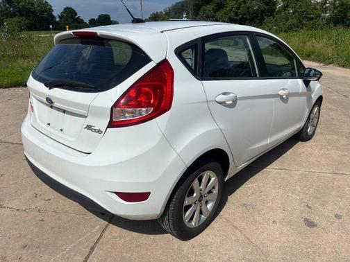 White 2013 Ford Fiesta SE 4dr Hatchback