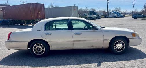 2000 Lincoln Town Car Signature