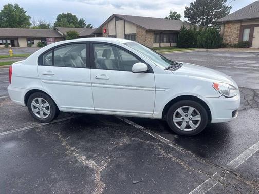 White 2011 Hyundai Accent SE