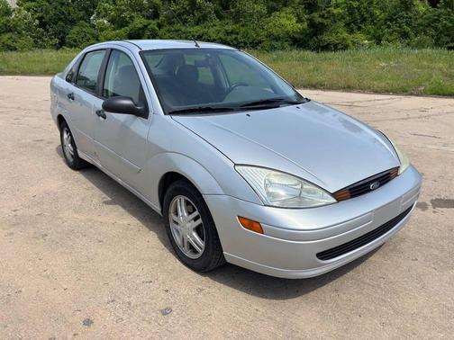 CD Silver Clearcoat Metallic 2002 Ford Focus SE