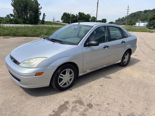 CD Silver Clearcoat Metallic 2002 Ford Focus SE