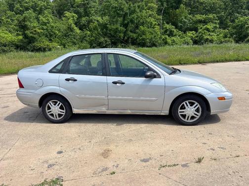 CD Silver Clearcoat Metallic 2002 Ford Focus SE