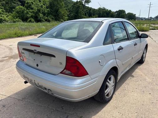 CD Silver Clearcoat Metallic 2002 Ford Focus SE