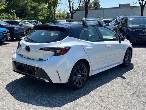 Wind Chill Pearl / Midnight Black Metallic 2023 Toyota Corolla Hatchback XSE
