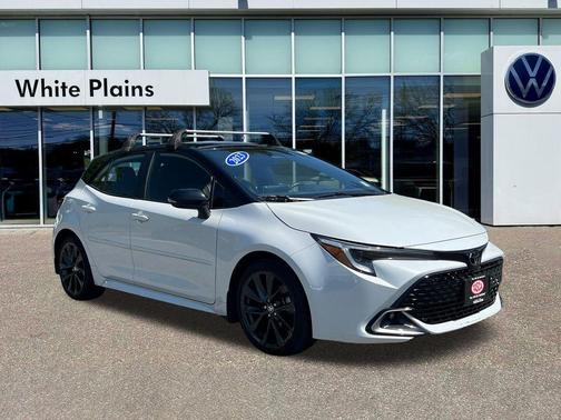 Wind Chill Pearl / Midnight Black Metallic 2023 Toyota Corolla Hatchback XSE