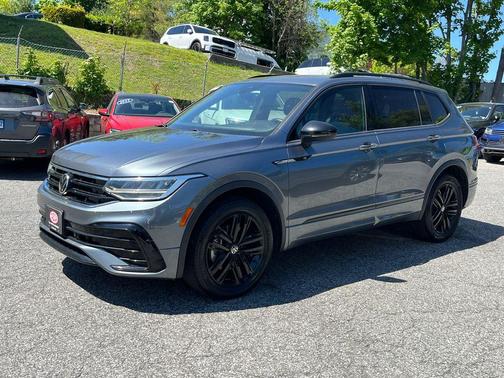 Platinum Gray Metallic 2022 Volkswagen Tiguan 2.0T SE R-Line Black