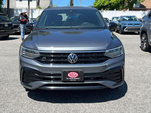 Platinum Gray Metallic 2022 Volkswagen Tiguan 2.0T SE R-Line Black