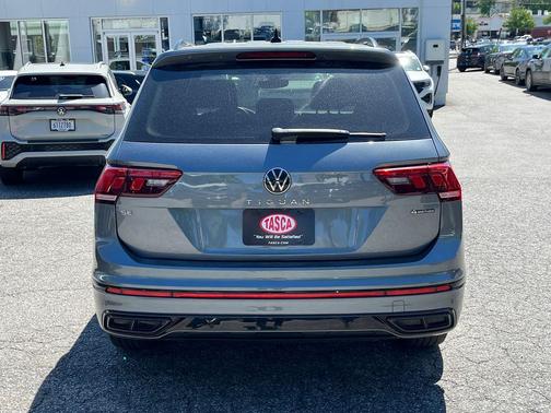 Platinum Gray Metallic 2022 Volkswagen Tiguan 2.0T SE R-Line Black