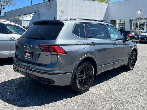 Platinum Gray Metallic 2022 Volkswagen Tiguan 2.0T SE R-Line Black