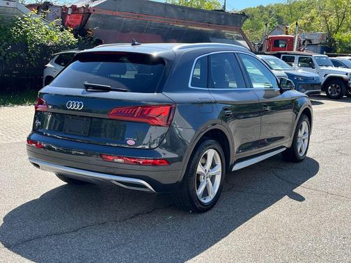 Manhattan Gray Metallic 2020 Audi Q5 40 Premium Plus