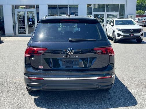 Deep Black Pearl Effect 2023 Volkswagen Tiguan 2.0T SE