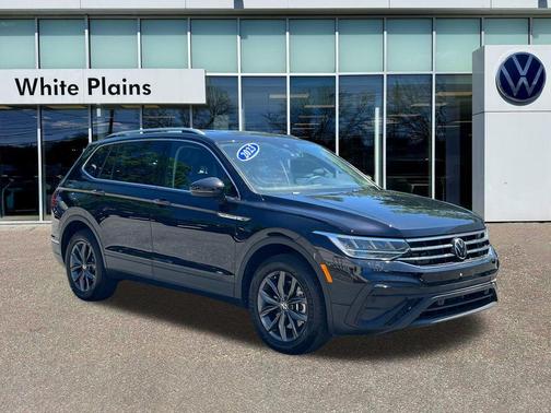 Deep Black Pearl Effect 2023 Volkswagen Tiguan 2.0T SE