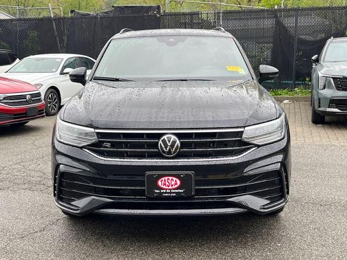 Deep Black Pearl Effect 2024 Volkswagen Tiguan 2.0T SE R-Line Black