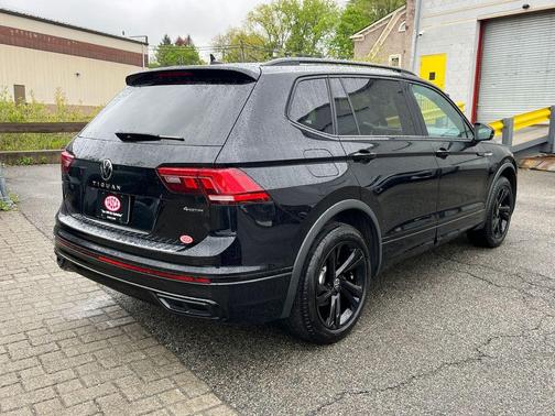 Deep Black Pearl Effect 2024 Volkswagen Tiguan 2.0T SE R-Line Black