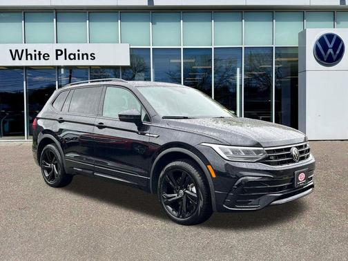 Deep Black Pearl Effect 2024 Volkswagen Tiguan 2.0T SE R-Line Black