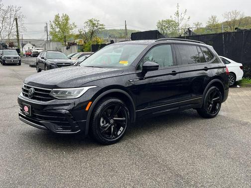 Deep Black Pearl Effect 2024 Volkswagen Tiguan 2.0T SE R-Line Black