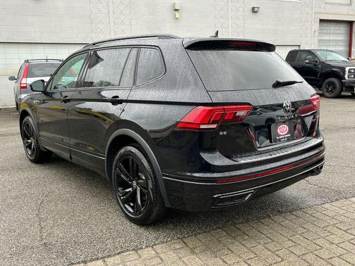 Deep Black Pearl Effect 2024 Volkswagen Tiguan 2.0T SE R-Line Black