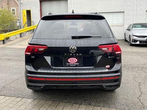 Deep Black Pearl Effect 2024 Volkswagen Tiguan 2.0T SE R-Line Black