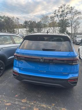 2025 Volkswagen Taos 1.5T SE Black