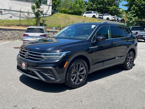 Deep Black Pearl Effect 2023 Volkswagen Tiguan 2.0T SE