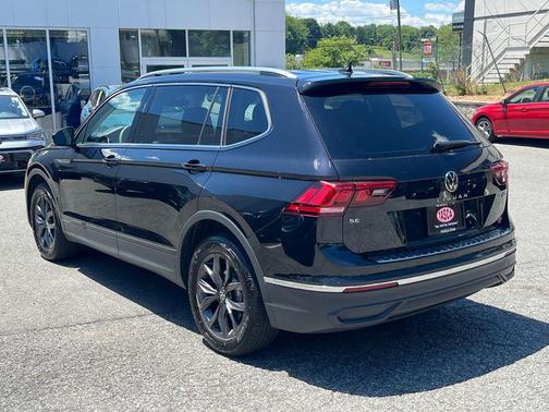 Deep Black Pearl Effect 2023 Volkswagen Tiguan 2.0T SE