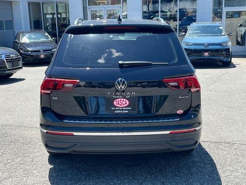 Deep Black Pearl Effect 2023 Volkswagen Tiguan 2.0T SE
