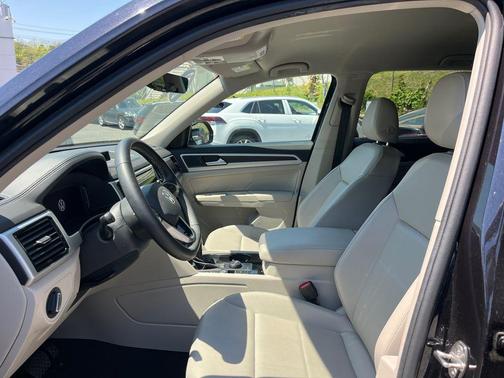 Deep Black Pearl Effect 2022 Volkswagen Atlas 3.6L SE w/Technology