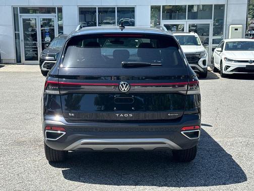 Deep Black Pearl Effect 2025 Volkswagen Taos 1.5T SE