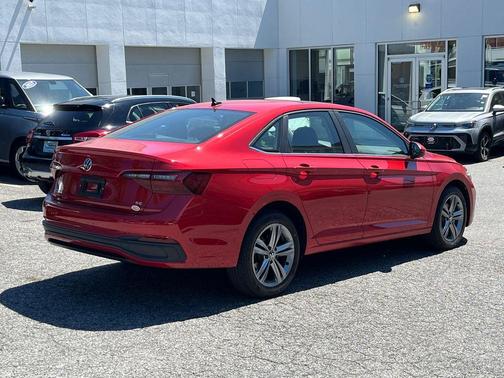 Kings Red 2023 Volkswagen Jetta 1.5T SE