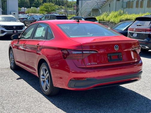 Kings Red 2023 Volkswagen Jetta 1.5T SE