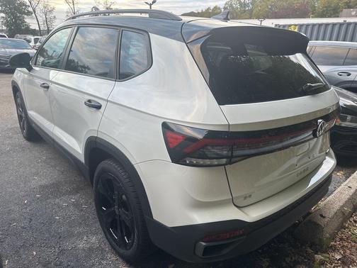 2025 Volkswagen Taos 1.5T SE Black