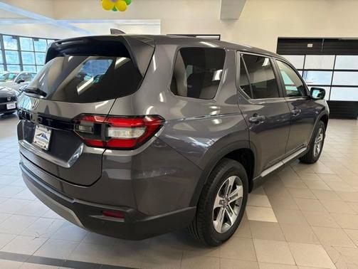Modern Steel Metallic 2023 Honda Pilot