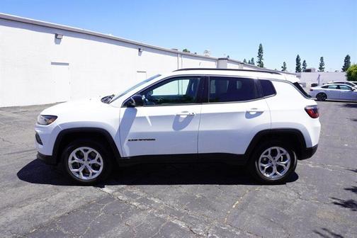 Bright White Clearcoat 2024 Jeep Compass Latitude