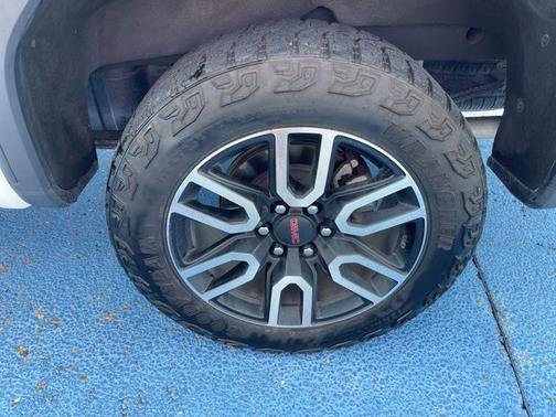 Summit White 2024 GMC Sierra 1500 AT4