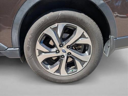 Crystal White Pearl 2017 Subaru Outback 2.5i Touring