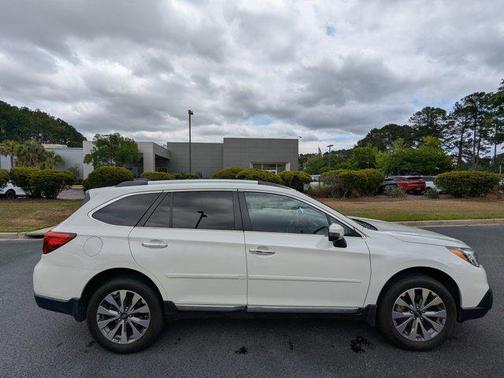 Crystal White Pearl 2017 Subaru Outback 2.5i Touring