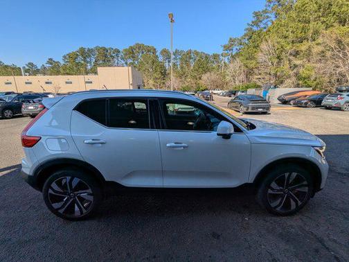2023 Volvo XC40 B5 Plus Bright Theme