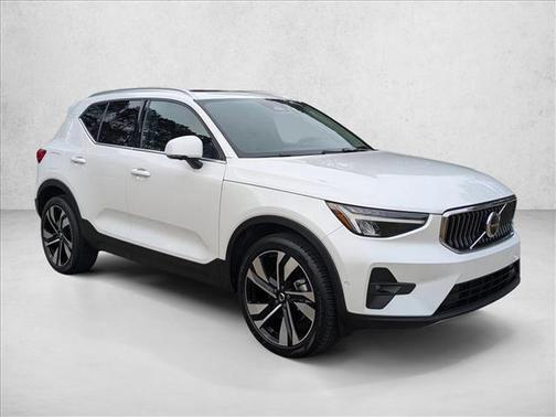 2023 Volvo XC40 B5 Plus Bright Theme