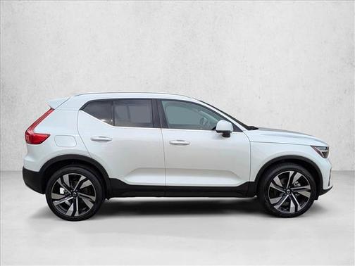 2023 Volvo XC40 B5 Plus Bright Theme