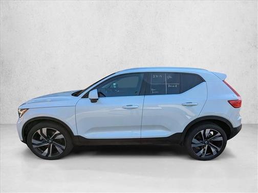 2023 Volvo XC40 B5 Plus Bright Theme