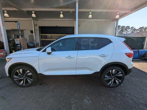 2023 Volvo XC40 B5 Plus Bright Theme