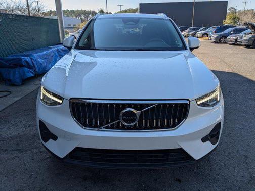 2023 Volvo XC40 B5 Plus Bright Theme