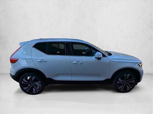 2023 Volvo XC40 B5 Plus Bright Theme
