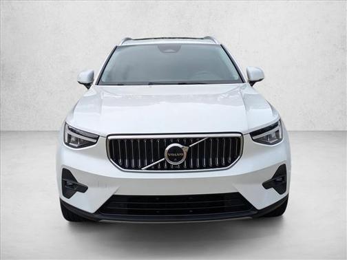 2023 Volvo XC40 B5 Plus Bright Theme