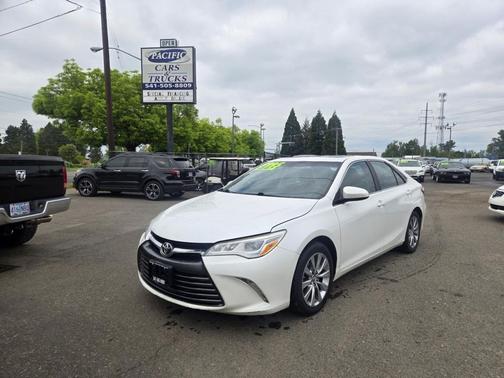 Pearl White 2015 Toyota Camry XLE