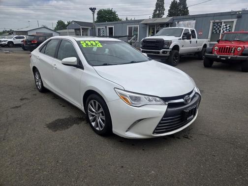 Pearl White 2015 Toyota Camry XLE